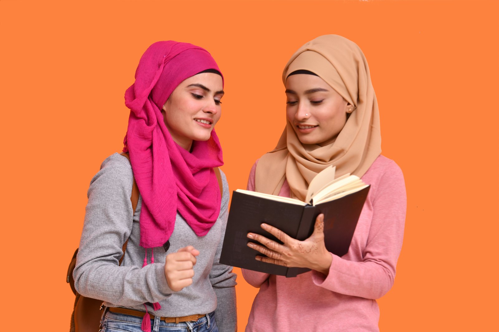 متعلمتان تطّلعان على كتاب